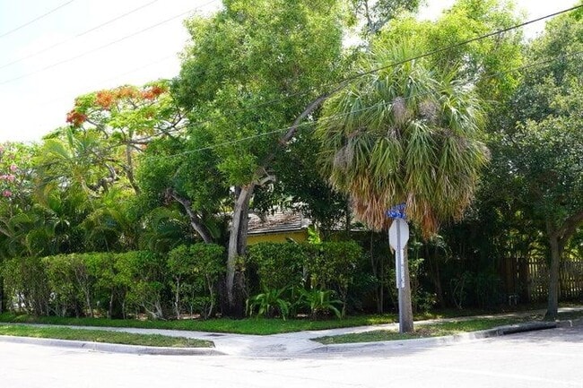 Building Photo - 5215 N Flagler Dr