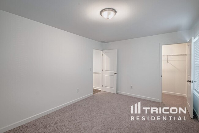 Building Photo - 124 E Rdg Wy