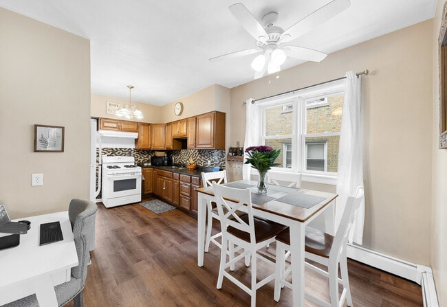 Building Photo - 5538 W Drummond Pl