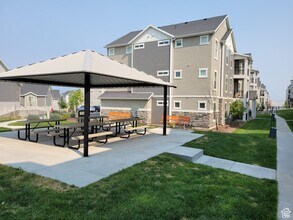 Building Photo - Modern 3 Bed / 2 Bath Condo in Amenity-Ric...