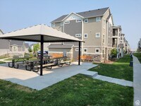 Building Photo - Modern 3 Bed / 2 Bath Condo in Amenity-Ric...
