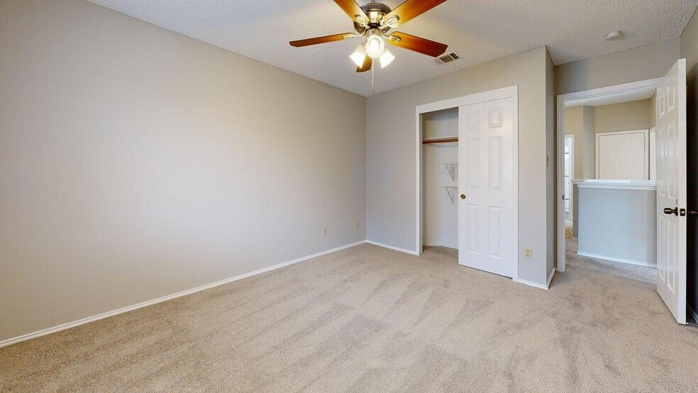 Building Photo - 406 Oakcrest Dr
