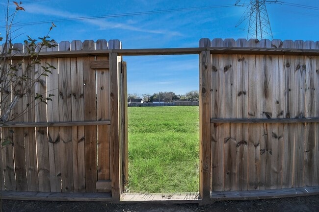 Building Photo - 10011 Berry Limb Dr