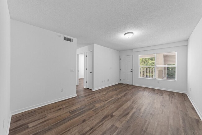 Building Photo - Lovely Three Bedrooms Two Baths Apartment.