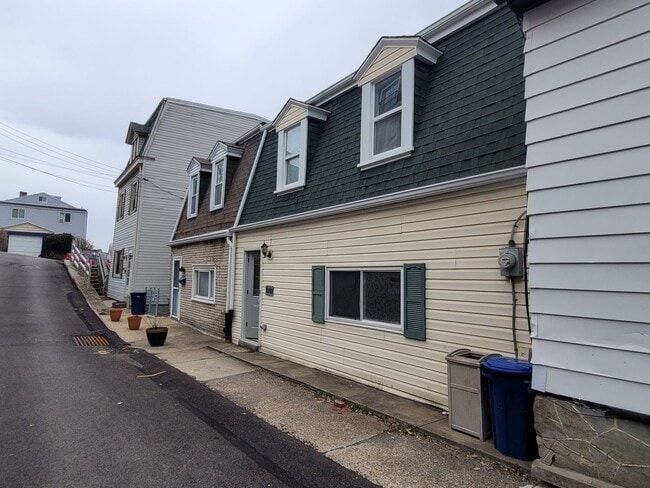 Primary Photo - Beautiful 2 Bedroom Home in South Side - C...