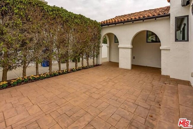 Building Photo - 10634 Wellworth Ave