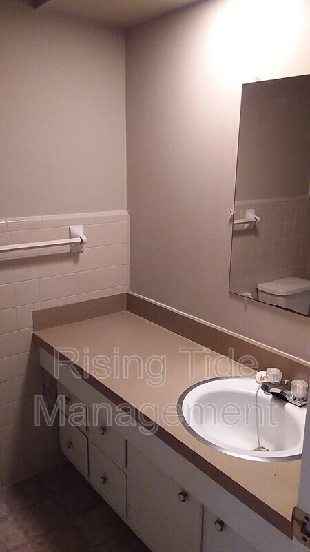 Building Photo - 628 16th Ave NW