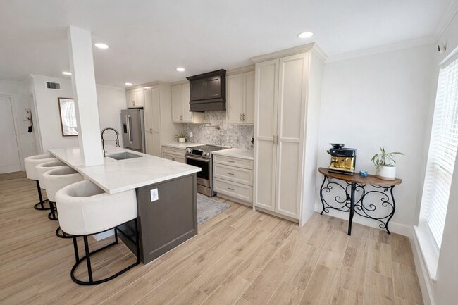 Building Photo - 361 N Post Oak Ln