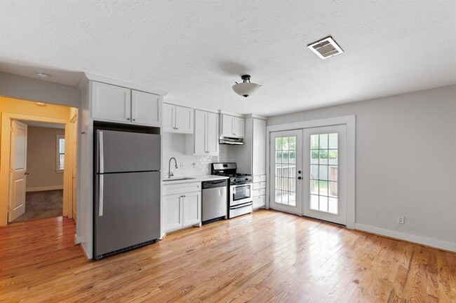 Building Photo - 1305 Idylwild St