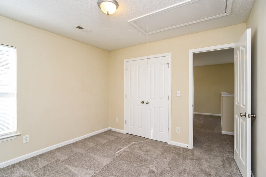 Building Photo - 5231 Fernhill Dr