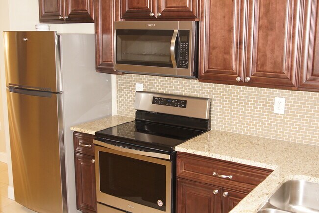 Building Photo - 5500 Bentgrass Dr