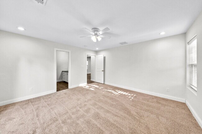 Building Photo - "Charming 3-Bed, 2-Bath Denison Home with Elegant Granite Countertops!"