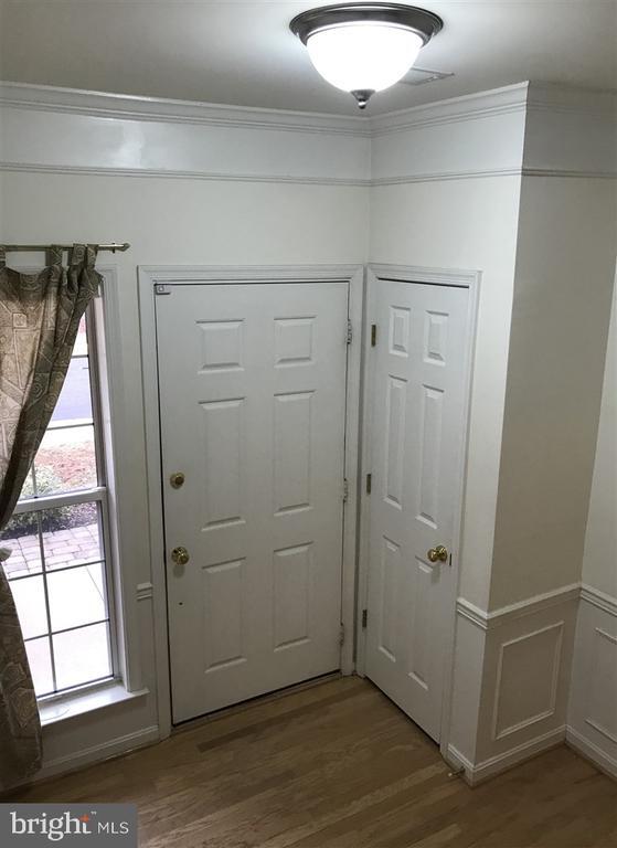 Building Photo - 7507 Lamoyne Ct