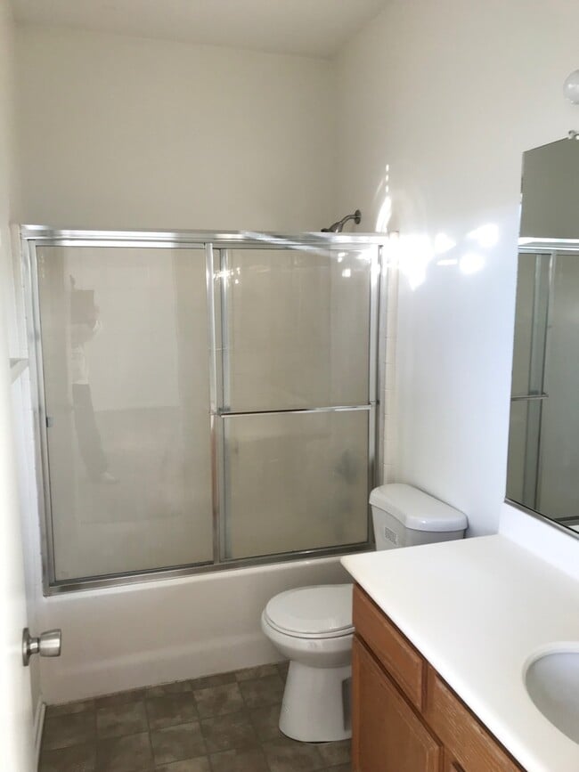 Building Photo - Beautiful 2 Bedrooms,  2.5 Bath Townhome with 2 Car Attached Garage in Ontario