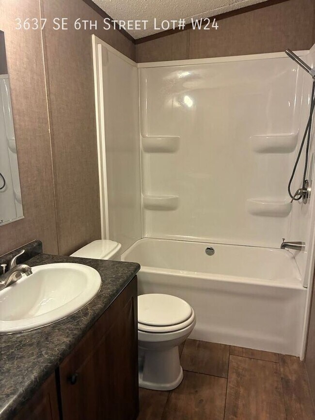 Building Photo - 3637 SE 6th St