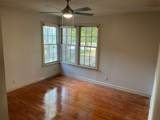 Building Photo - Just Remodeled 2 Bed, 1 Bath Home