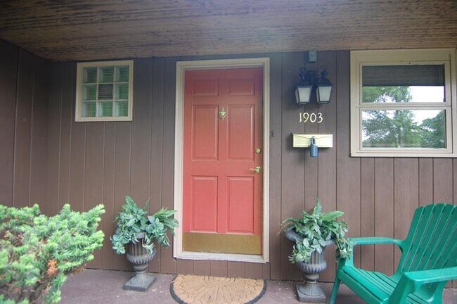 Building Photo - 1903 S Vine St