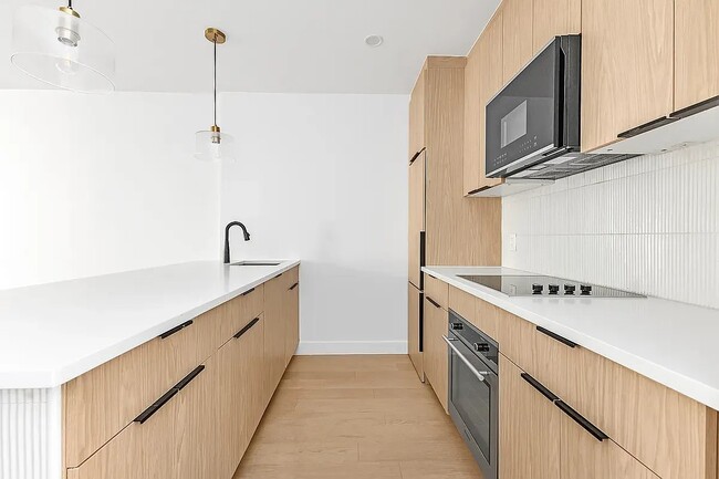 Building Photo - 426 7th Ave