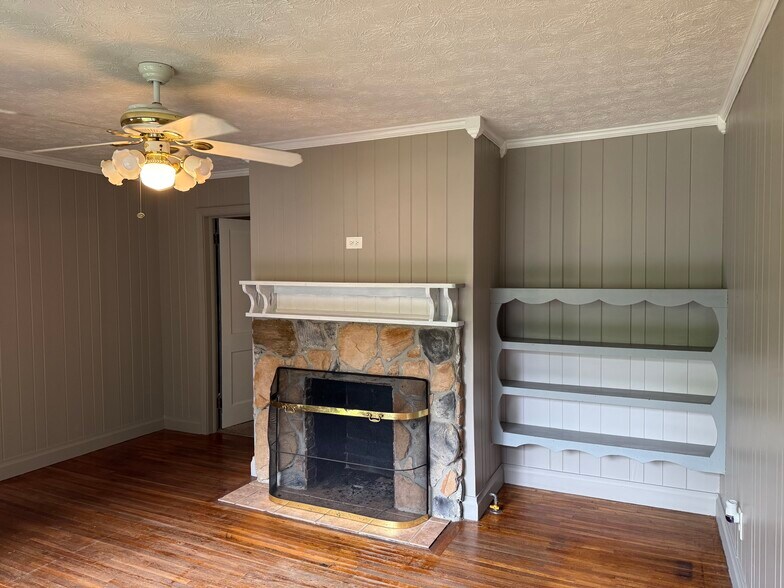 non-functional fireplace - 206 Griffith St