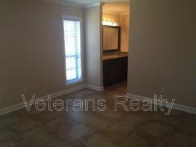 Building Photo - 2135 Baywood Dr