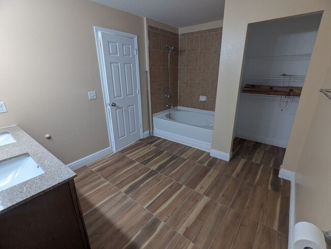 Building Photo - FOR RENT 4 Bedroom 2 1/2  Bath with Den/Office/5th bedroom, Furry  friends Welcome!