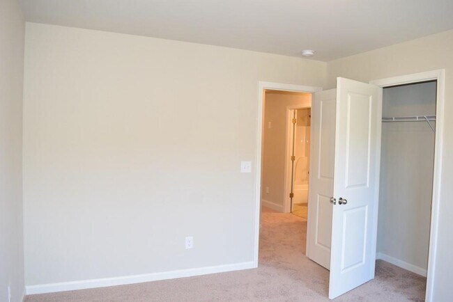 Building Photo - 5 Holdings Dr