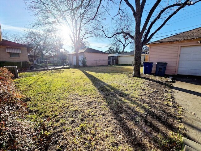 Building Photo - 1830 Viewcrest Dr