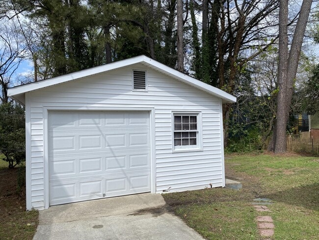 Building Photo - 648 Linfield Dr