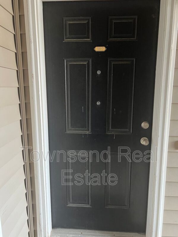 Building Photo - 621 Marshtree Ln