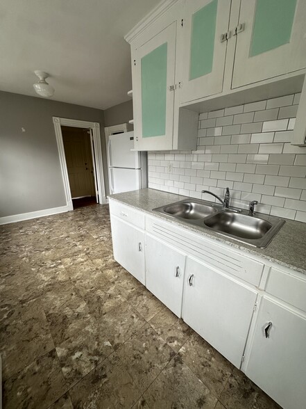 Kitchen - 829 Miller Ave