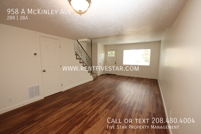 Building Photo - Spacious McKinley Townhome Available! Visi...