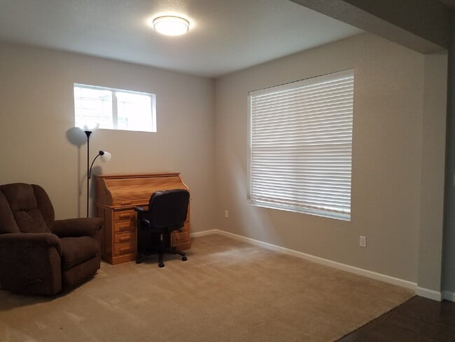 Building Photo - Gorgeous 4-Bed 3.5-Bath Home in Dayton Triangle!