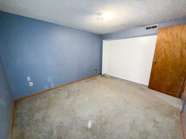 Building Photo - Stylishly Renovated 4-Bedroom Ranch with F...