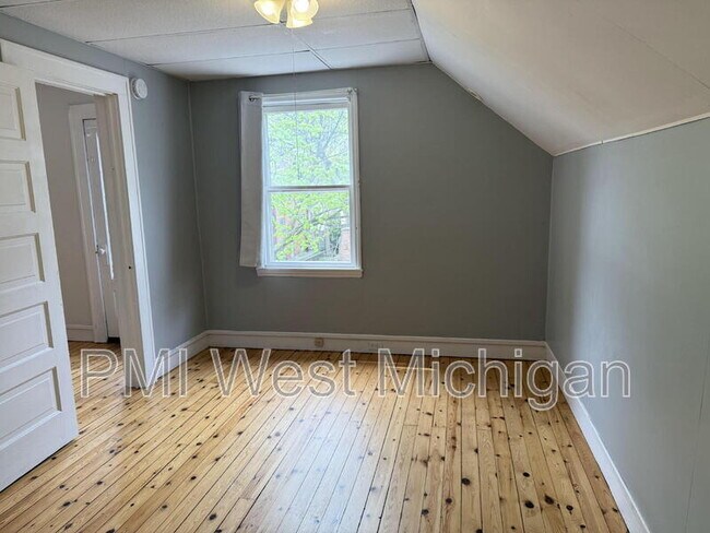 Building Photo - 946 Pine Ave NW