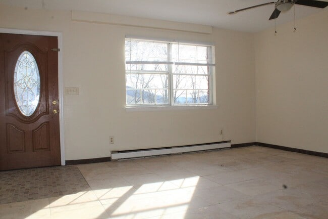 Building Photo - 3 Bedroom Townhouse - Near While Park - 06...