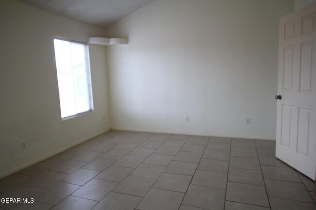 Building Photo - 456 Passmore Rd
