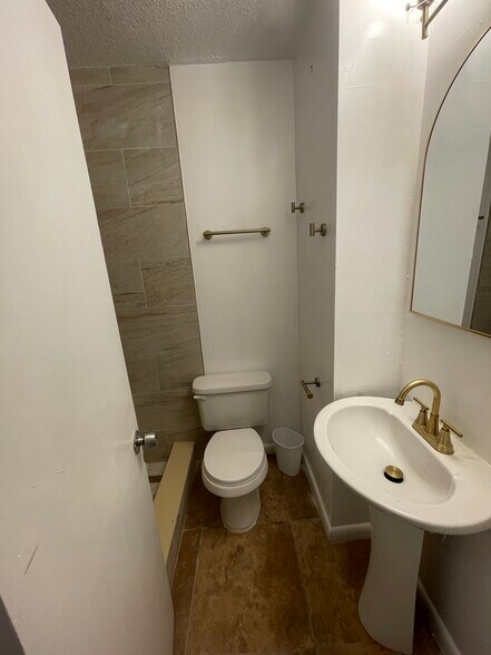 Building Photo - 419 E 8th Ave