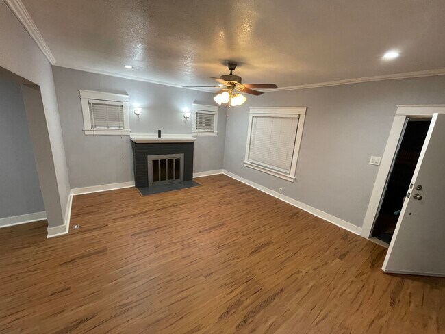 Welcoming living room with recessed light & dimmers - 271 Del Rey Ave