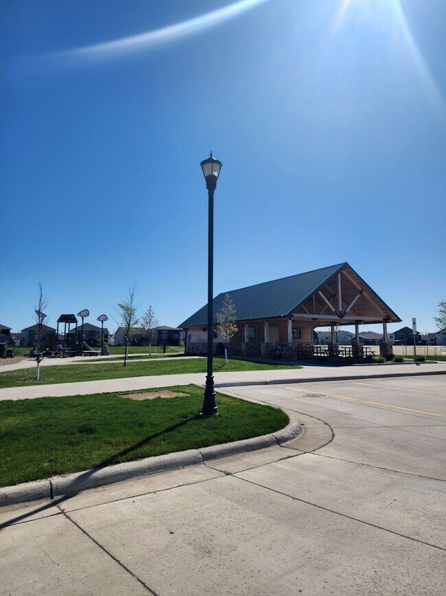 Building Photo - 3 Bed 3 Bath Single Family Home