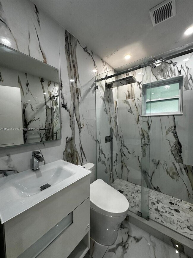 Building Photo - 106 SE 4th Ave