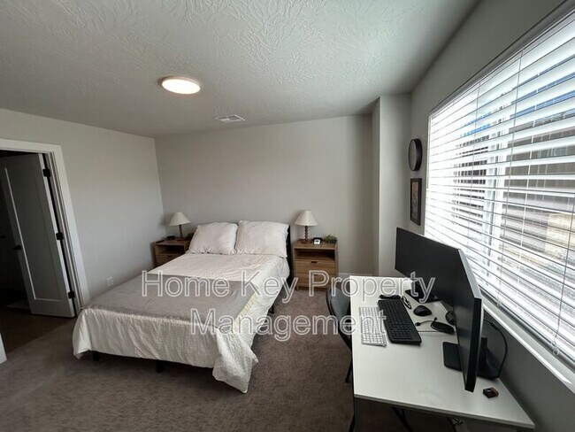 Building Photo - 3954 Razor Dr