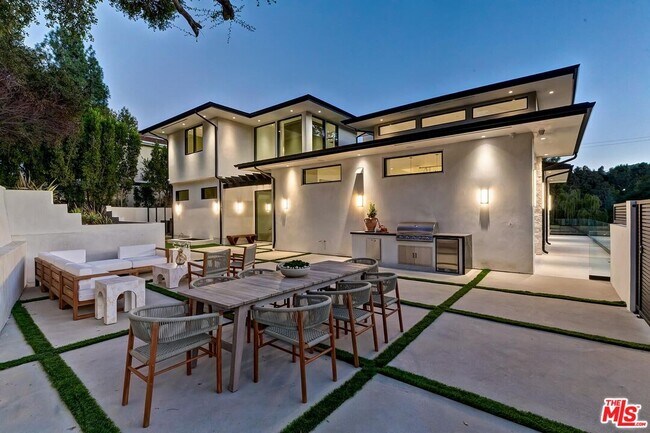 Building Photo - 16879 Mooncrest Dr