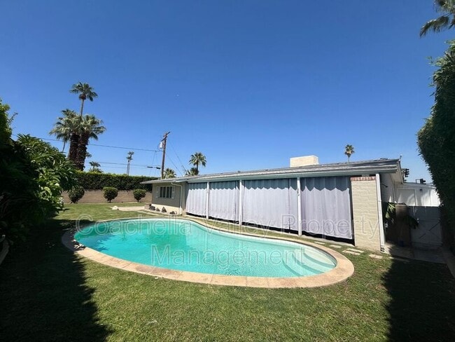 Building Photo - 1680 E Mesquite Ave