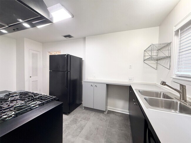 Building Photo - 20 Pinedale St