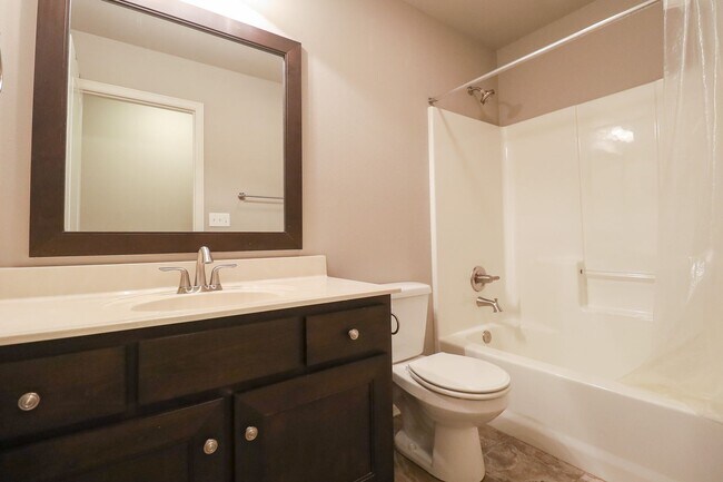 Building Photo - Spacious 3 Bedroom / 2 Bathroom with Modern Upgrade