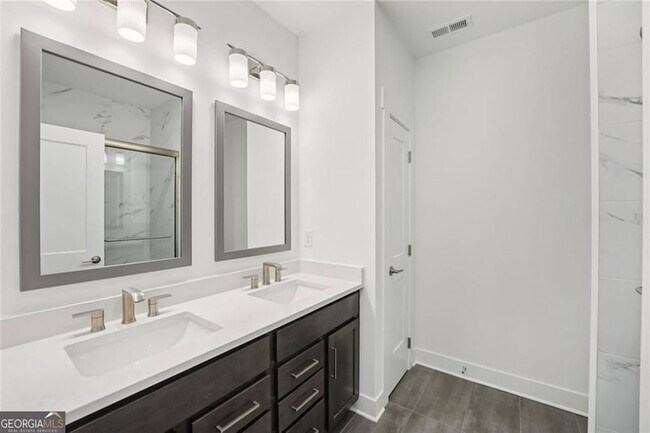 Building Photo - 2815 Medford Dr