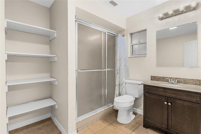 Building Photo - 2707 Lakewood Ln