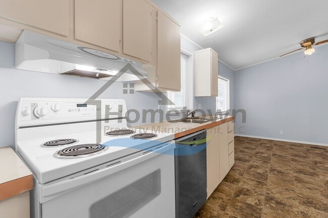 Building Photo - 3 Bedroom 2 Bathroom Home with Off-Street ...