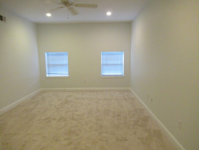 Building Photo - Charming 4 Bedroom/3.5 Bathroom Townhome with Parking Pad in Station North, MD!