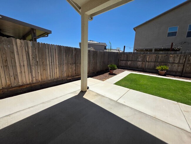 Building Photo - 3 bedroom 2 Bathroom available in desirabl...